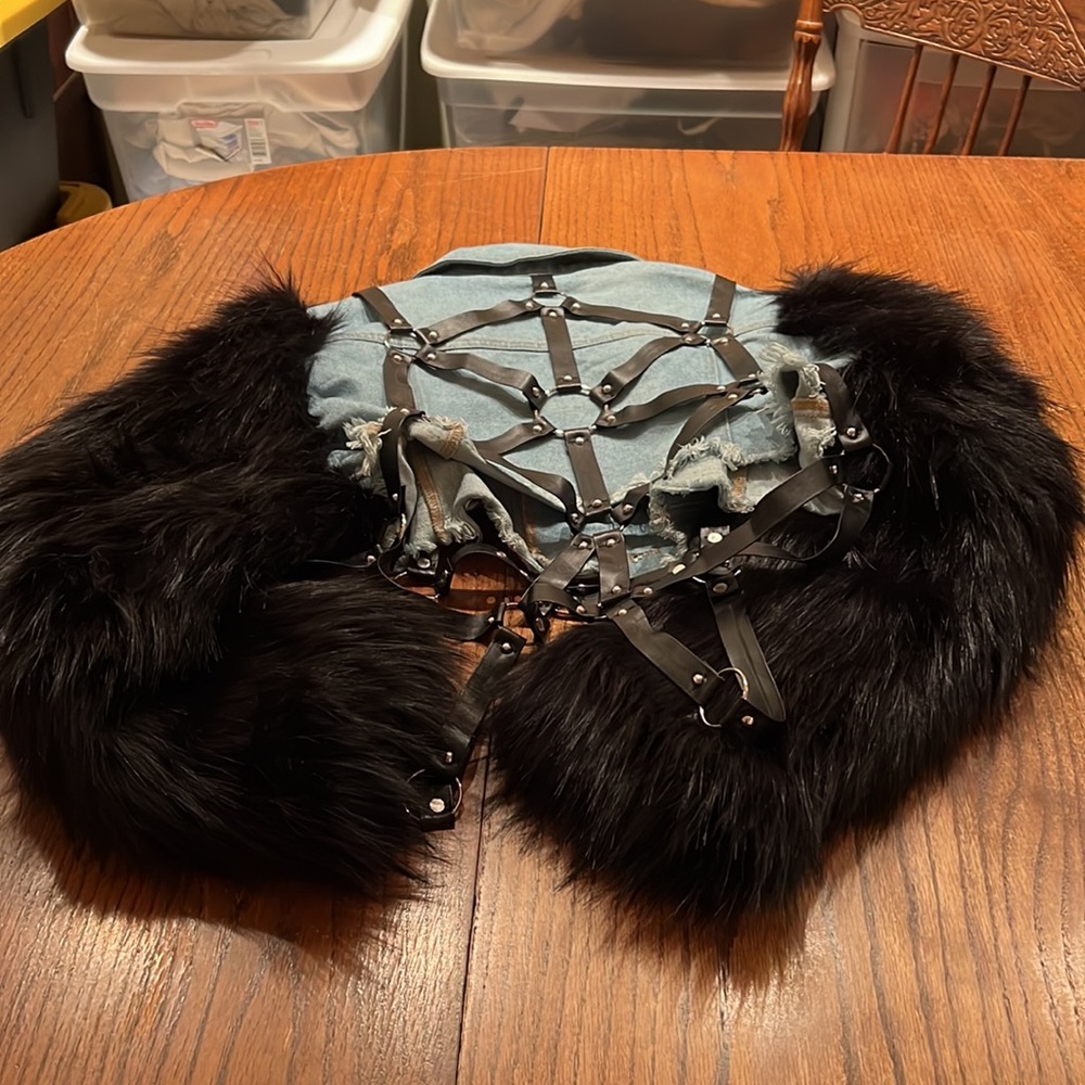 Akira Crop Jean Jacket With Faux Fur Sleeves In Black & Faux Leather Harness XL - Picture 10 of 11